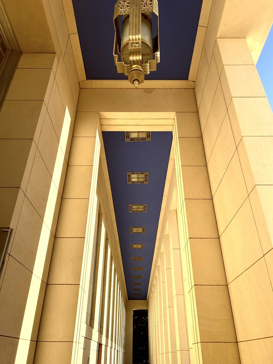 Quite possibly one of the most photogenic buildings I have ever come across 🤠 It exists for golden hour.