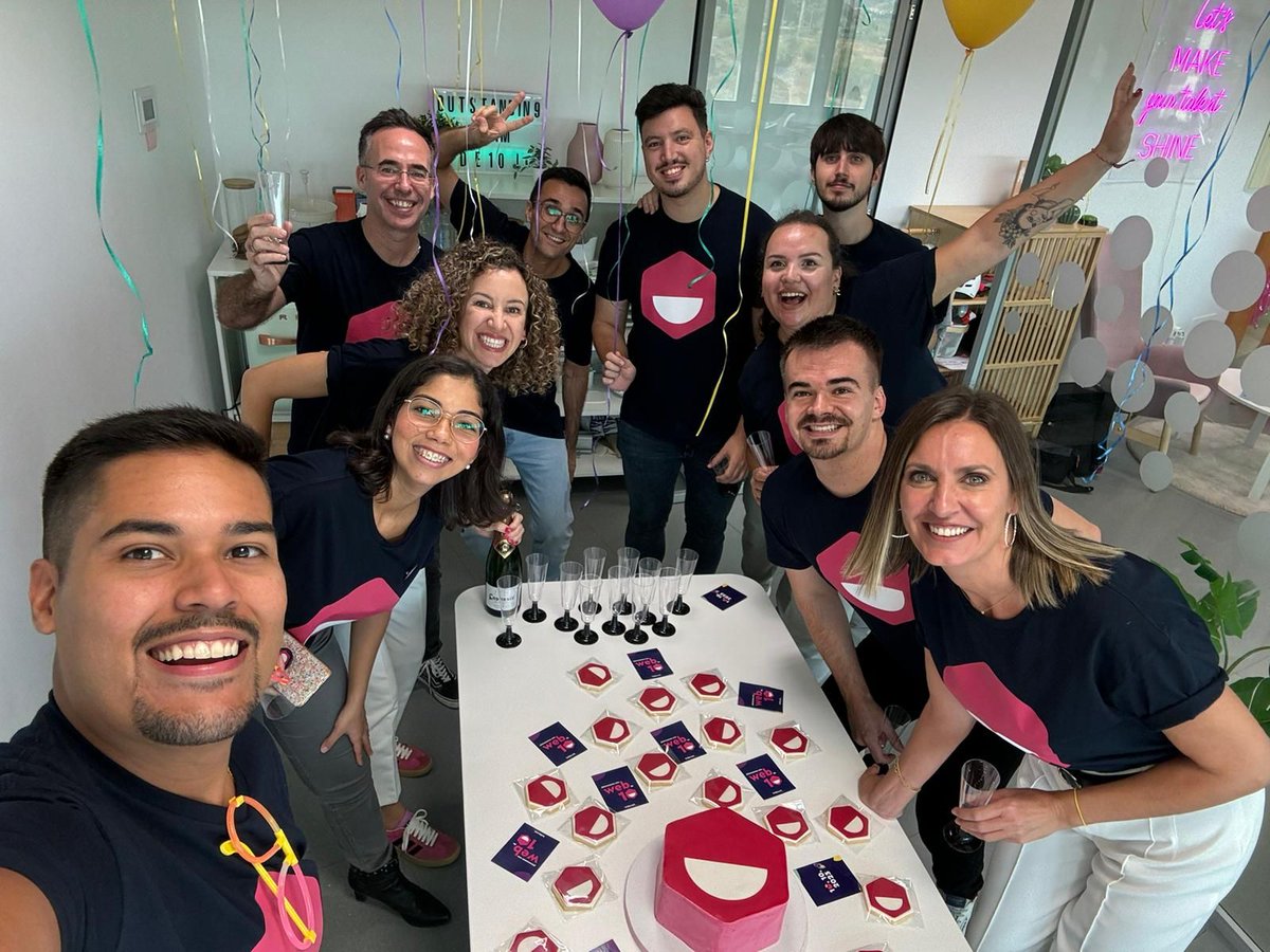 Hrider360's tweet photo. 🎉  ¡Celebrando un rebranding por todo lo alto! 🎉 Tenemos muchas cosas por las que brindar (y comer pizzas y tarta), y te las contamos aquí: https://t.co/WsvN78SR6p #rrhh #startup #talento https://t.co/ZohUxmtoI7