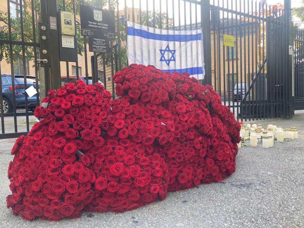 IsraelinSweden's tweet photo. We have no words. Thank you, Olof Appleton and @appletoncapital, who sent 900(!) roses to the embassy in order to express their support for Israel! 🇮🇱🌹

#IStandWithIsrael https://t.co/FZZXOHKNU2