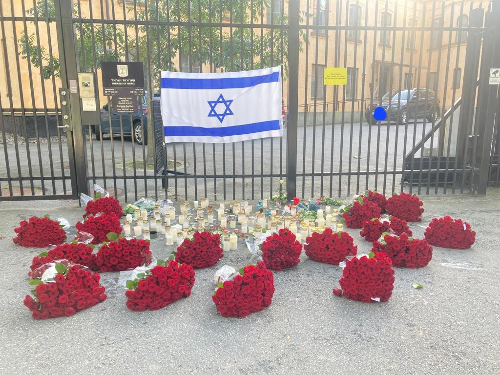 IsraelinSweden's tweet photo. We have no words. Thank you, Olof Appleton and @appletoncapital, who sent 900(!) roses to the embassy in order to express their support for Israel! 🇮🇱🌹

#IStandWithIsrael https://t.co/FZZXOHKNU2