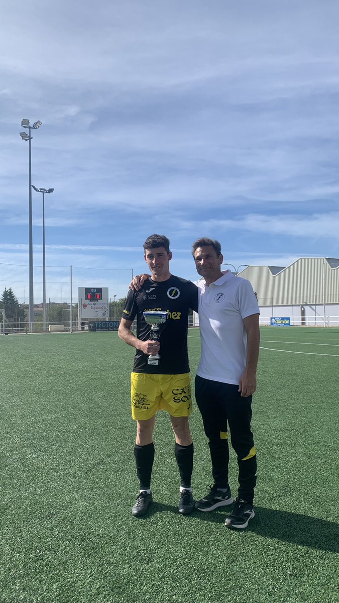 CD_Rayoabulense's tweet photo. ⚽️⚡️
🚨TROFEO🚨

@albarran_gar23 
FUTALBARRÁN entrega el trofeo al mejor jugador de la temporada 2022-2023.

@marco_lastras fue el elegido.

Enhorabuena ⚽️😎
Gracias Joaquin y Adrian, siempre ayudando en lo que podéis.✍️🙏🏻 https://t.co/eWJkifRJLm