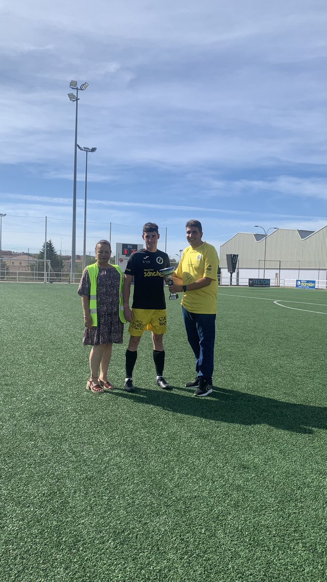CD_Rayoabulense's tweet photo. ⚽️⚡️
🚨TROFEO🚨

@albarran_gar23 
FUTALBARRÁN entrega el trofeo al mejor jugador de la temporada 2022-2023.

@marco_lastras fue el elegido.

Enhorabuena ⚽️😎
Gracias Joaquin y Adrian, siempre ayudando en lo que podéis.✍️🙏🏻 https://t.co/eWJkifRJLm
