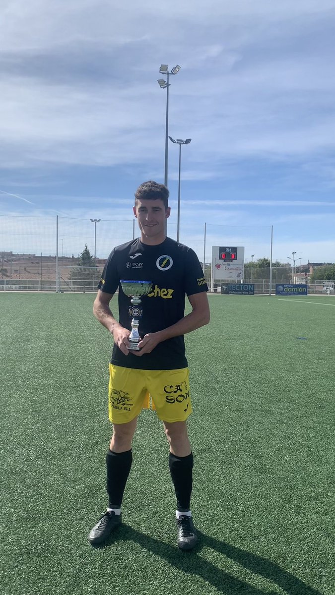 CD_Rayoabulense's tweet photo. ⚽️⚡️
🚨TROFEO🚨

@albarran_gar23 
FUTALBARRÁN entrega el trofeo al mejor jugador de la temporada 2022-2023.

@marco_lastras fue el elegido.

Enhorabuena ⚽️😎
Gracias Joaquin y Adrian, siempre ayudando en lo que podéis.✍️🙏🏻 https://t.co/eWJkifRJLm