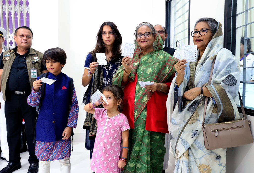 rasscp's tweet photo. HPM #SheikhHasina was accompanied by her sister Sheikh Rehana and grandchildrens during the inauguration ceremony of the Dhaka-Bhanga rail line today. They bought their tickets from the counter and rode to Bhanga from Mawa station.
@albd1971 @BDMOFA
#PadmaBridge #RailLinkProject https://t.co/eIbjIziKqS