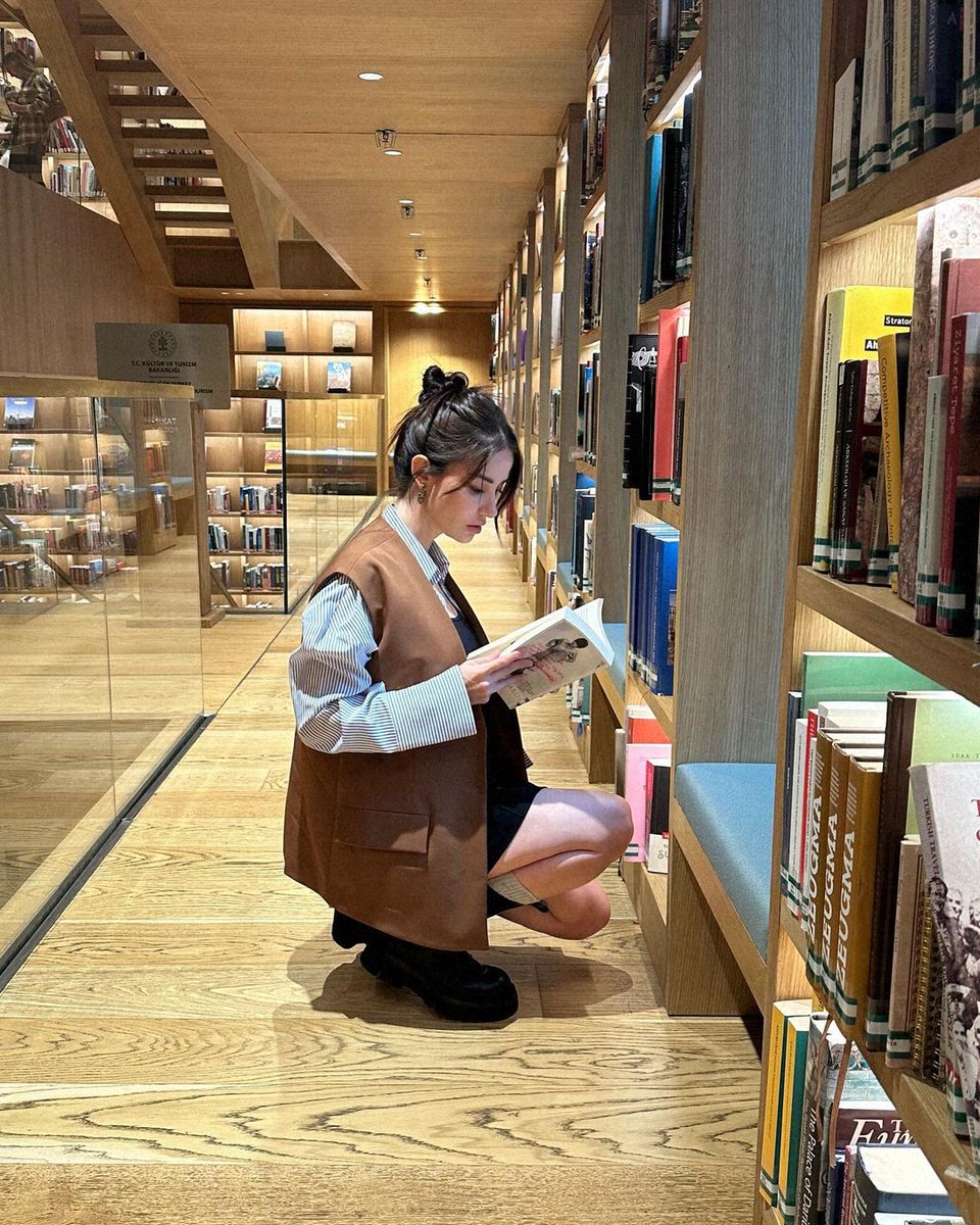 OzgeGurelBRA's tweet photo. 📸| #ÖzgeGürel via instagram feed.

“Shh!! 🤫” https://t.co/3icihzw37o