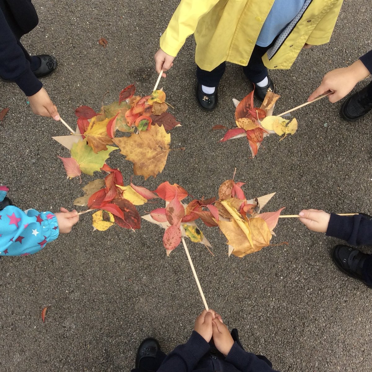 ClythaPrimary's tweet photo. A beautiful day for an Autumn Walk in Dosbarth Derbyn today. I loved hearing your lovely conversations all about shape, size and pattern when creating these ‘Autumn Wands’ #AmazingAutumn #SeizeTheSeason #EASEarlyYears @EAS_EarlyYears https://t.co/Z4IsCHczL2