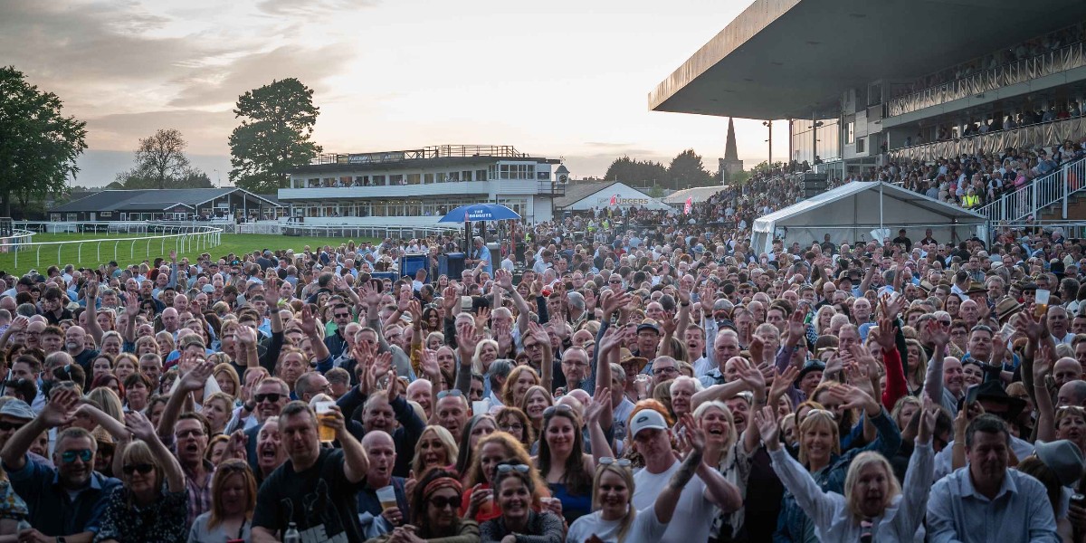 UttoxeterRaces's tweet photo. It's #TuesdayTunesday, so... 🎵

Hey, ho, here we go! Did you know that you'll be able to sing your hearts out to classic Robbie Williams tunes at our Winter Ladies Day on 20th October? 🎤

Get your tickets now! 👉 https://t.co/S7O6ylLrlZ https://t.co/rsohhve7Hy