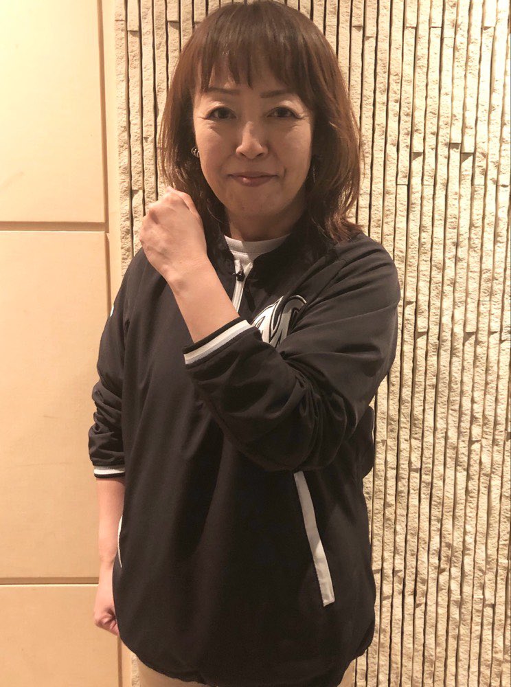 chibalotte_pr's tweet photo. 「クライマックスシリーズ頑張ります！戻ってきてくれてありがとうございます！」と場内アナウンス担当の #谷保恵美 さん。
本日は試合終了まで球団事務所で、テレビ観戦していました。
皆さま、一緒にタニホ〜！
#chibalotte #広報 https://t.co/ZZeJtp8D46