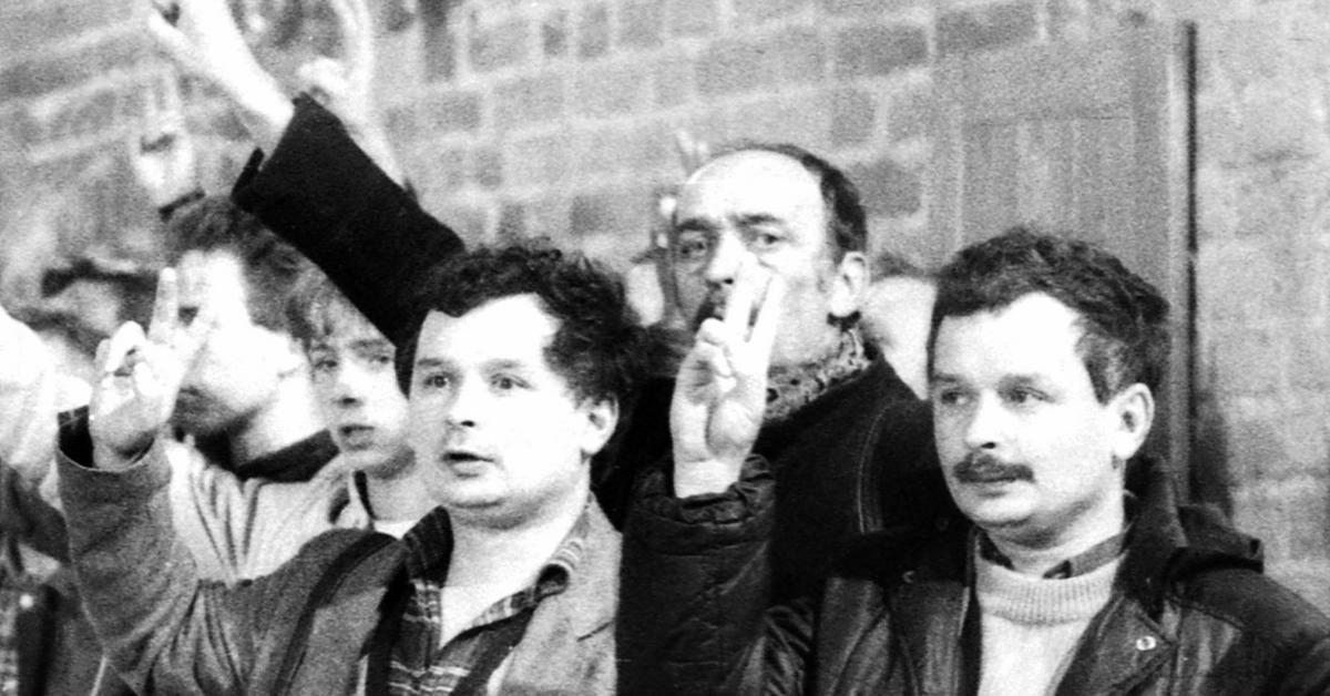 SamuelPereira's tweet photo. Jarosław Kaczyński to człowiek z rigczem😎

Zrobił porządek z „wieńcem”, który zniesławiał jego śp. brata, byłego prezydenta RP - pokazując tym samym honor i niezgodę na język nienawiści w przestrzeni publicznej. Kto go za to próbuje szturchać, ten sam sobie wystawia świadectwo. https://t.co/iry6YCq2DL