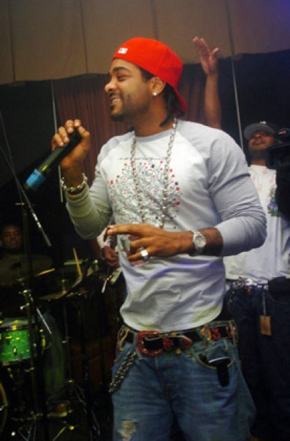 yrflashy's tweet photo. Stack Bundles in the background vibing to the music 
“It’s the music baby!” 
ST🎤CKT🔊BER 🗽 @IAMSTACKBUNDLES @jimjonescapo #Stacktober #StackBundles #bbsimon #newyitty #welitty #yrflashy #weoutside https://t.co/xB4Mbx5wQt