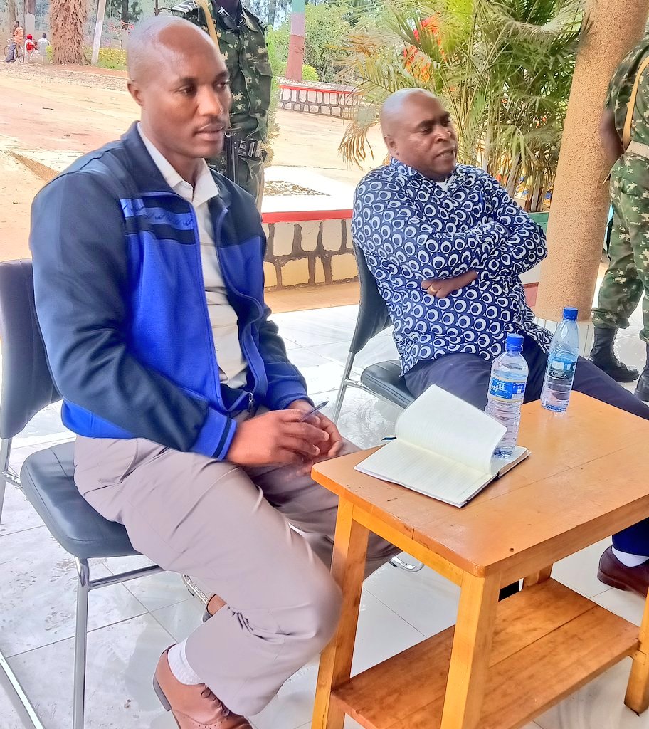 KayanzaProvince's tweet photo. #Burundi Le gouverneur de @KayanzaProvince, @Cishahayo14, et son conseiller juridique ont adopté de nouvelles stratégies surtout quand il s'agit d'analyser les jugements rendus. Désormais, ils écoutent publiquement les doléances de la population devant le bureau provincial. https://t.co/Ns1tfRkueH