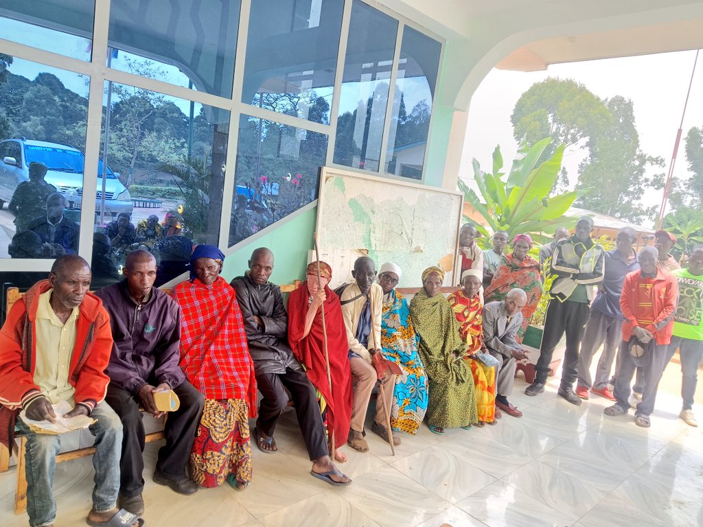 KayanzaProvince's tweet photo. #Burundi Le gouverneur de @KayanzaProvince, @Cishahayo14, et son conseiller juridique ont adopté de nouvelles stratégies surtout quand il s'agit d'analyser les jugements rendus. Désormais, ils écoutent publiquement les doléances de la population devant le bureau provincial. https://t.co/Ns1tfRkueH
