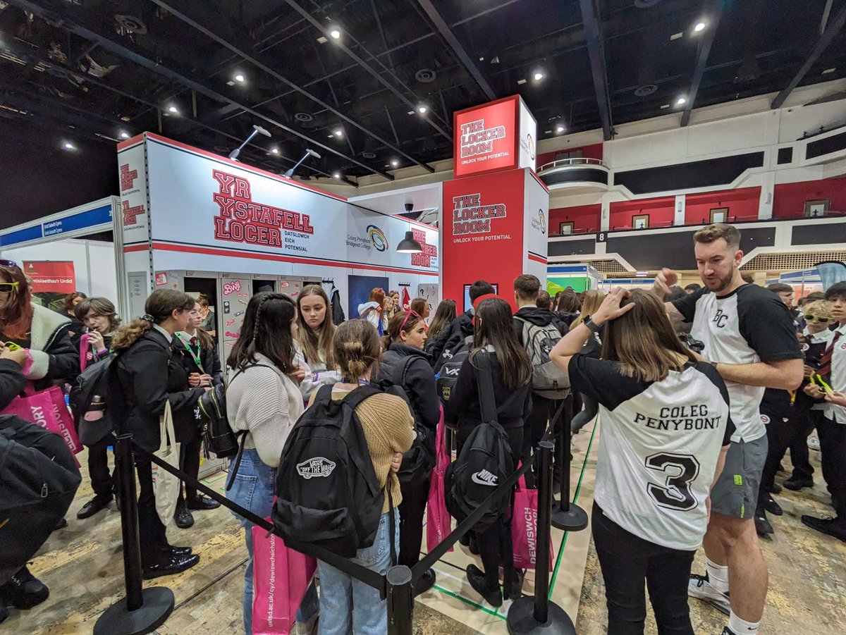 OESkillsEvents's tweet photo. Day 1 of SkillsCymru has been brilliantly busy with lots of great conversations taking place! ✨

Don't forget we are open from 4pm - 6pm tonight and it's free entry at the Utilita Arena! 😄

#SkillsCymru #careerevent #careerguidance #apprenticeships #careers #wales #cardiff https://t.co/pHuOjXxdhk
