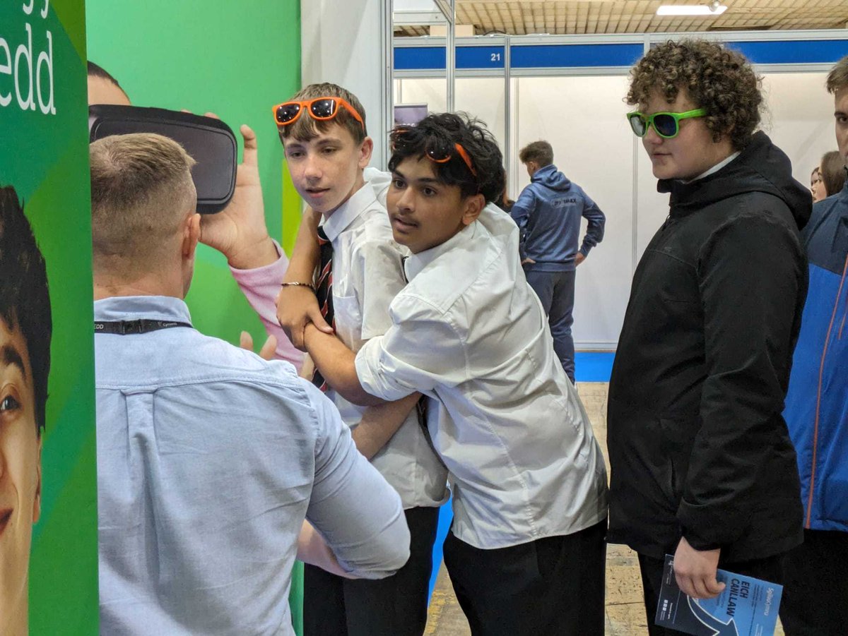 OESkillsEvents's tweet photo. Day 1 of SkillsCymru has been brilliantly busy with lots of great conversations taking place! ✨

Don't forget we are open from 4pm - 6pm tonight and it's free entry at the Utilita Arena! 😄

#SkillsCymru #careerevent #careerguidance #apprenticeships #careers #wales #cardiff https://t.co/pHuOjXxdhk