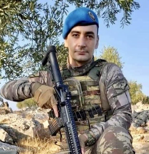 Kadere bak…

MEHMET EMRE TEKE

Polis Meslek Yüksek Okulundan mezun oldu

Mülakatta elendi
POLİS OLAMADI

Sınava girip #UzmanÇavuş oldu

K. Irak’taki Pençe-Kilit Operasyonunda ŞEHİT OLDU

Ailesine ve silah arkadaşlarına Allah sabır versin

Milletimizin başı sağ olsun 🇹🇷