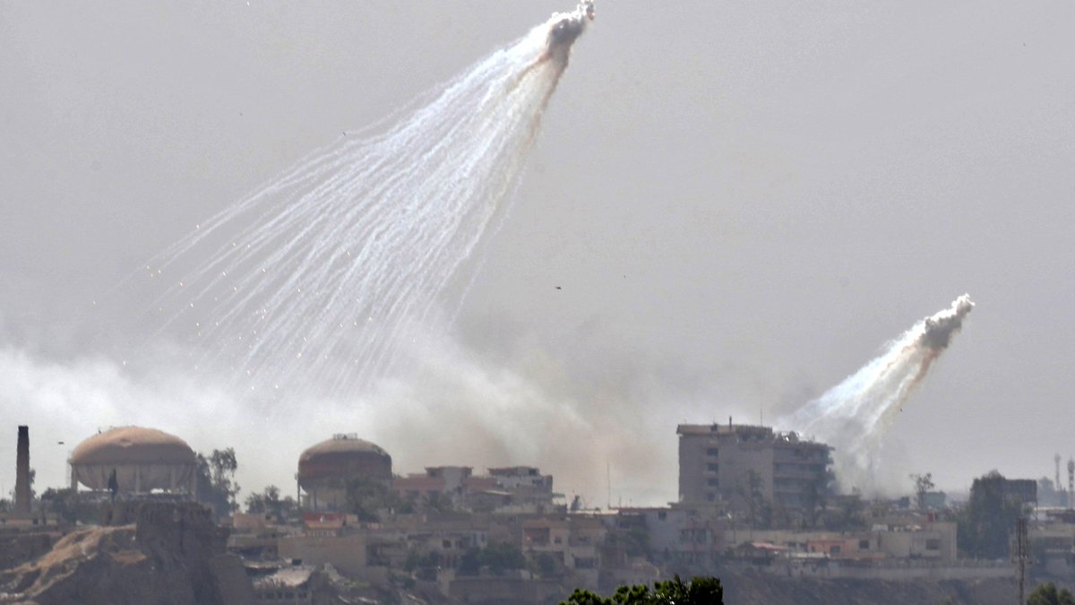 zamirmohyedin's tweet photo. Fosforus putih (white phosphorus) merupakan unsur yang paling mudah menyala apabila berinteraksi dengan udara. Nyalaannya menghasilkan haba setinggi hingga 2,500°C.  
 
Fosforus putih akan terus menyala dan membakar tubuh selagi mana adanya oksigen. Ia akan berhenti menyala kalau tiada oksigen ataupun selepas semua fosforus putih itu habis terbakar. Selagi tak habis, ia akan terus membakar. Memang bahaya gila.

Tubuh akan terbakar apabila menyentuh fosforus ini. Cucuh di kulit terus mengelupas, koyak & berlubang. Kesan sampingannya membawa kepada kerosakan organ dalaman.