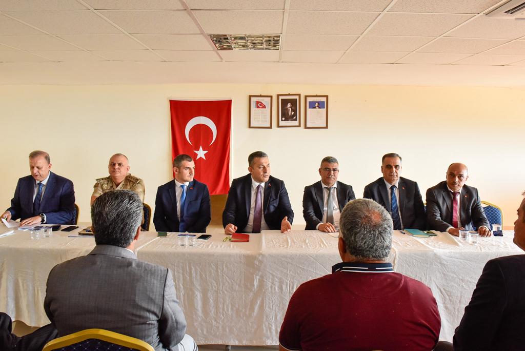 kilisvaliligi's tweet photo. 📍Musabeyli 
Valimiz Sayın Tahir Şahin, Kaymakamımız Sn. Hamza Özbilgi, İl Emn. Müd. Sn.Ahmet Kurt, İl J. Kom. J.Alb. Sn. Halil Coşkun ve İl Özel İd. Genel Sek. Sn. Murat Küçükoğlu, Musabeyli ilçemizde görev yapan muhtarlarımızla değerlendirme toplantısında bir araya geldi. https://t.co/6g48nIvJxT