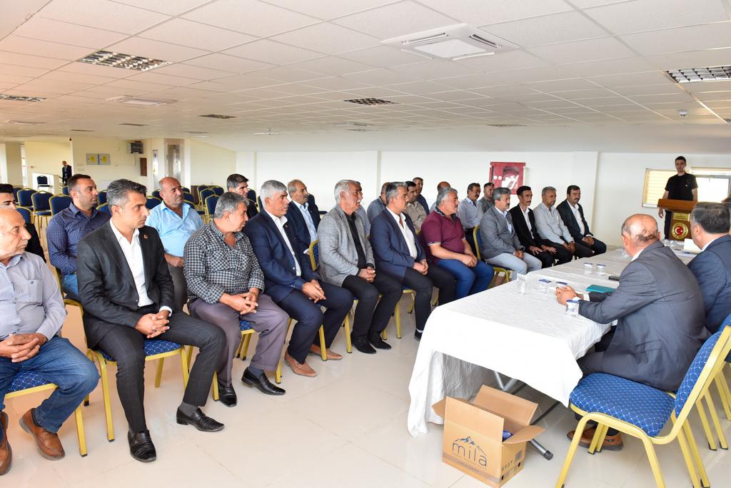 📍Musabeyli 
Valimiz Sayın Tahir Şahin, Kaymakamımız Sn. Hamza Özbilgi, İl Emn. Müd. Sn.Ahmet Kurt, İl J. Kom. J.Alb. Sn. Halil Coşkun ve İl Özel İd. Genel Sek. Sn. Murat Küçükoğlu, Musabeyli ilçemizde görev yapan muhtarlarımızla değerlendirme toplantısında bir araya geldi.