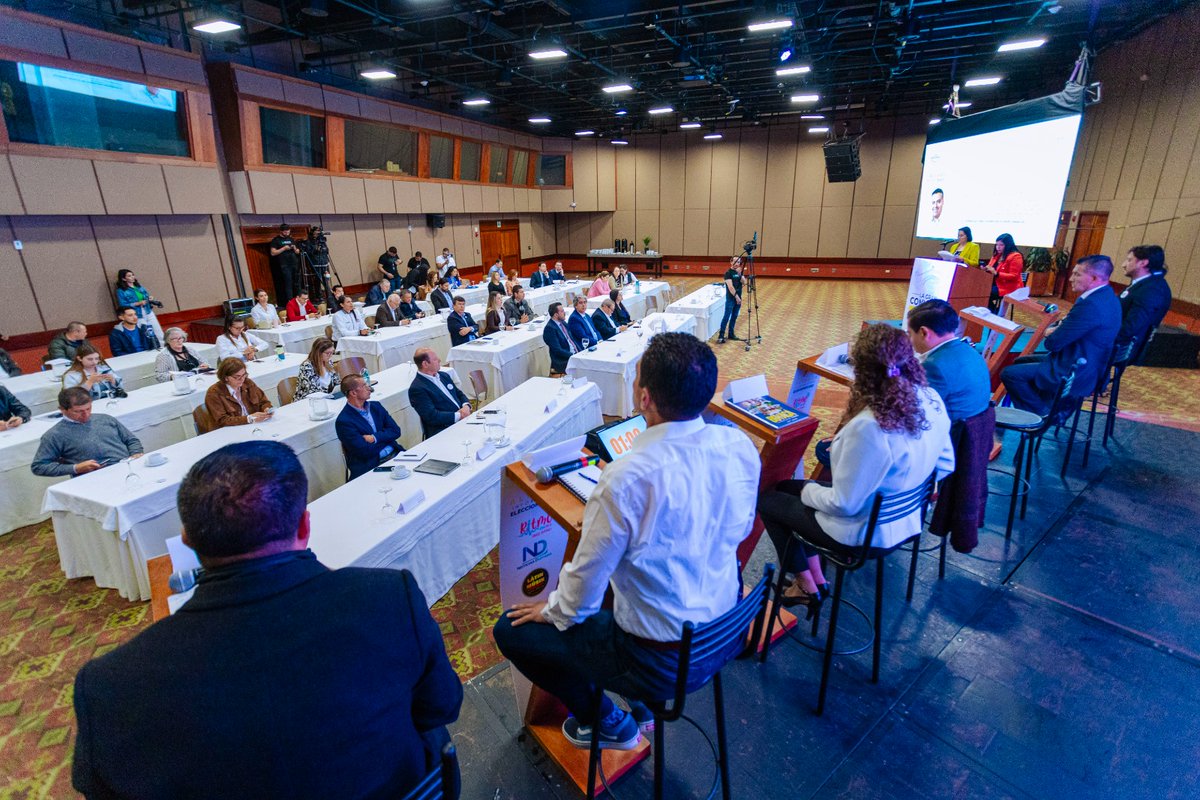 pro_boyaca's tweet photo. 🇨🇴Los candidatos a la Gobernación de Boyacá participaron en #LaGranConversa #Elecciones2023 #ProBoyaca, quienes presentaron sus propuestas sobre:
✔️Economía
✔️Juventud
✔️Trabajo en equipo
✔️Generación de oportunidades en agroindustria, minería, turismo, infraestructura y finanzas https://t.co/2rF6L04P9u