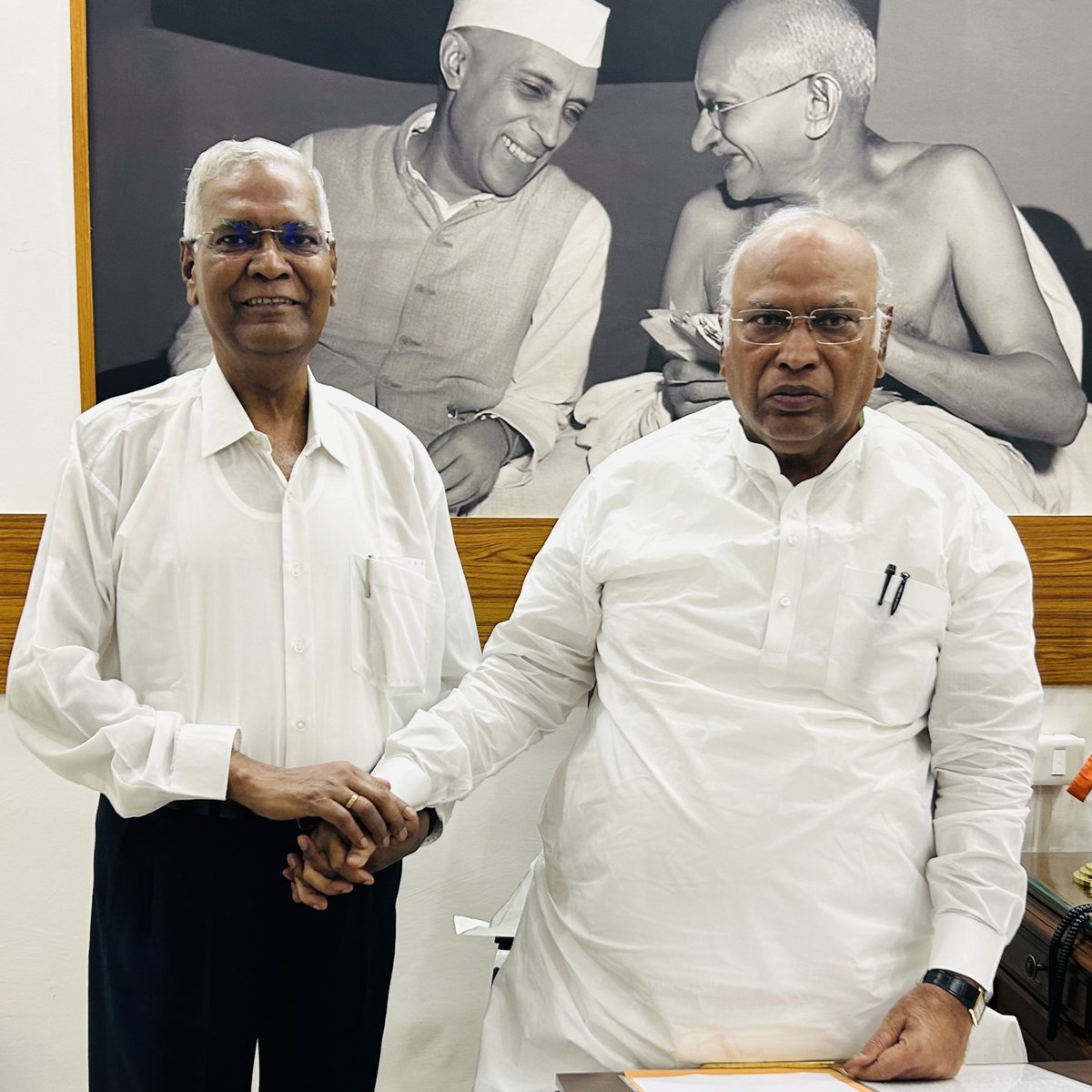 ComradeDRaja's tweet photo. Met INC President Mallikarjun Kharge to discuss the future course of INDIA alliance.

Recognising issues of the people &amp; finalising seat-sharing at state level are imminent for five states. Mutual accommodation among parties is a must to achieve the objective of defeating BJP. https://t.co/632xkcmWlh