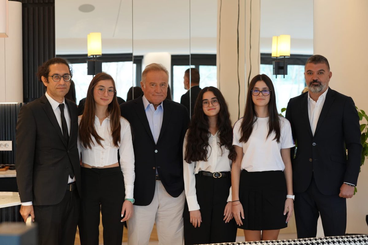 Team Tema Proje Geliştirme Ekip üyelerimiz BUEK Başkanı Sayın Enver Yücel’i ziyaret ederek okul dergimiz Tema-Theme için bir röportaj gerçekleştirdiler. Enver Hoca’mıza nazik kabulleri ve değerli paylaşımları için teşekkürlerimizi sunarız.