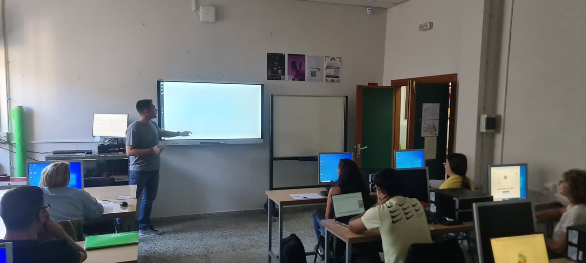 CFIECR_CT's tweet photo. Primera jornada de formación con @MaquinaHistoria en el @IESTIERRA_CR Herramientas TIC para una evaluación criterial y competencial Nos acercamos al cuaderno digital #Additio #formacionCyL #tiCyL https://t.co/PjK9vpfbz9