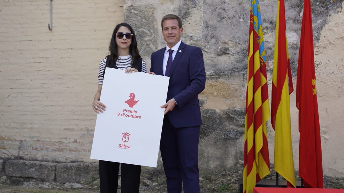 Amb l'emoció encara a flor de pell, dubte que marxe algun dia. Estic molt agraïda a tot l'equip de <a href="/Xativa/">Ajuntament de Xàtiva</a> i a <a href="/rogerxativa/">Roger Cerdà i Boluda</a> per l'emotiu homenatge que li han atorgat a mon pare.
Gràciesper tota l'estima que em transmeteu, la pèrdua no és menys dura però sí més suportable.