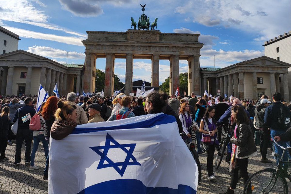 Warum wurde diese Zeitung gleich noch mal gegründet? Die Antwort gab’s letzten Sonntag am Brandenburger Tor.
🇮🇱 jungle.world/artikel/2023/4…