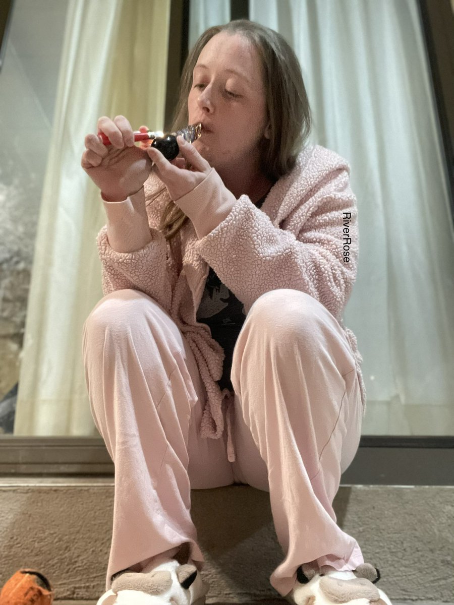 RiverRose_29's tweet photo. Smoke with me and my 🐮 slippers!
#420friendly #ganjamama #cowslippers #onlyfans #onlyfansbabe https://t.co/cfsJGUFLGm