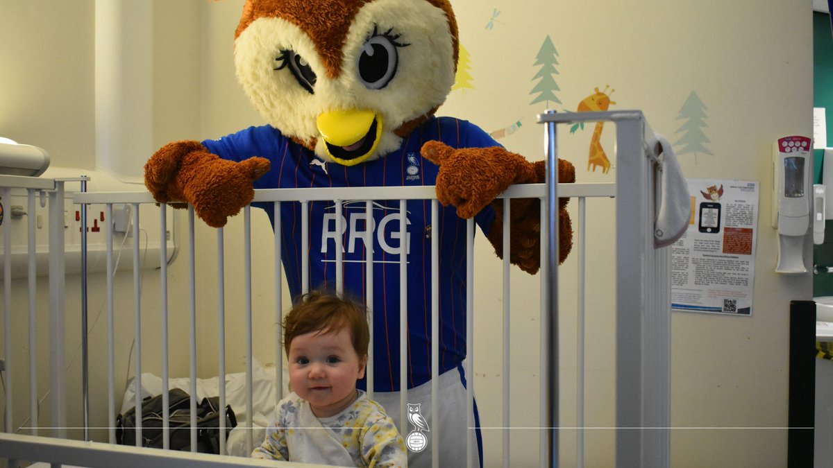 OfficialOAFC's tweet photo. 💙 To mark Play in Hospital Week, Chaddy Owl paid a visit to the children's ward at Royal Oldham Hospital.

🦉 Chaddy was on hand to greet patients and staff, as well as pose for photographs.

@OfficialOACT | #oafc https://t.co/V8HxSjlKOs