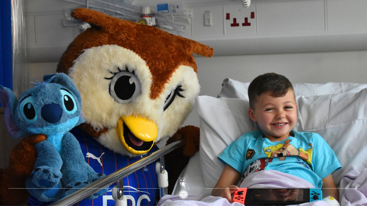 OfficialOAFC's tweet photo. 💙 To mark Play in Hospital Week, Chaddy Owl paid a visit to the children's ward at Royal Oldham Hospital.

🦉 Chaddy was on hand to greet patients and staff, as well as pose for photographs.

@OfficialOACT | #oafc https://t.co/V8HxSjlKOs