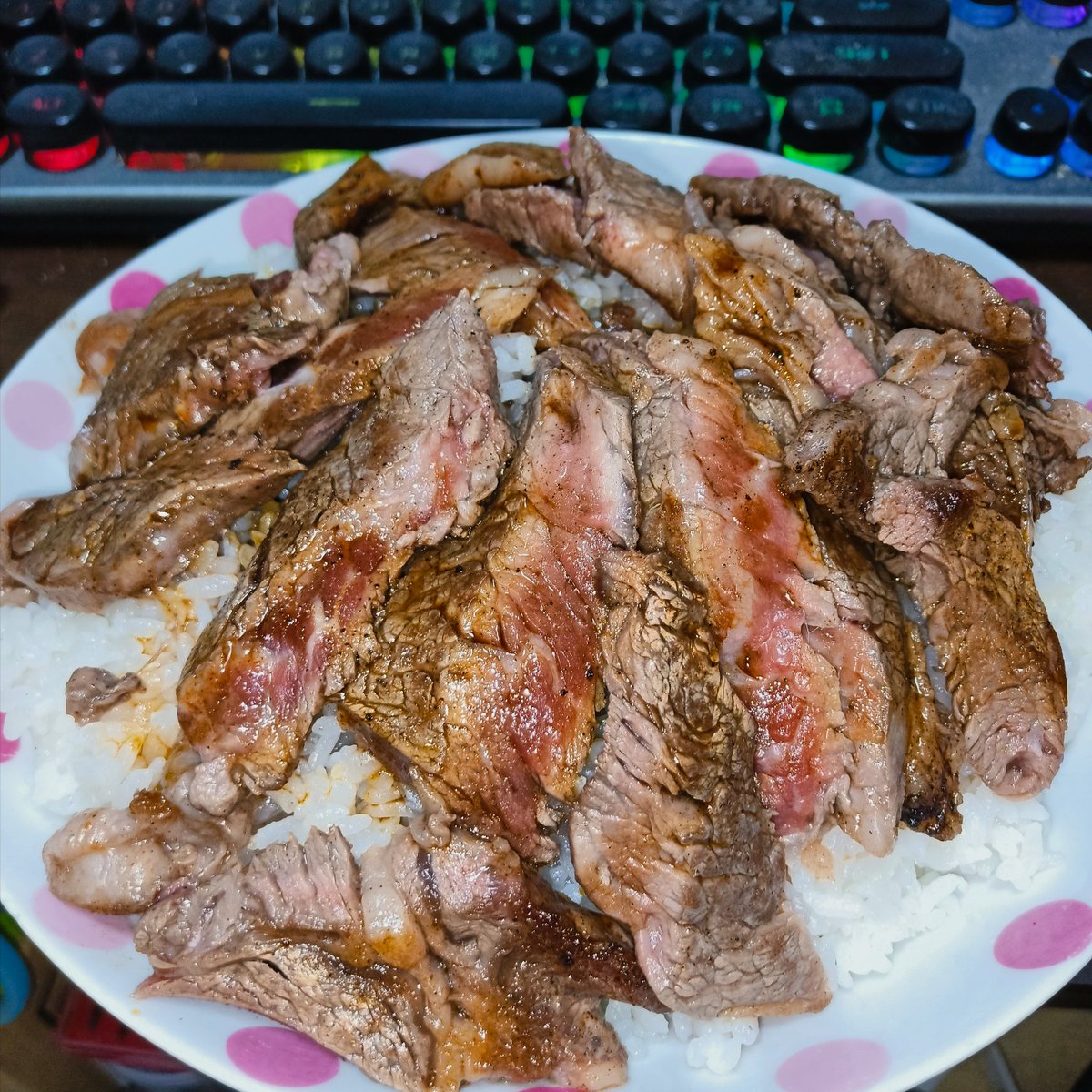 kokoto326's tweet photo. 本日はステーキ丼となります https://t.co/O0qpOfxaCJ