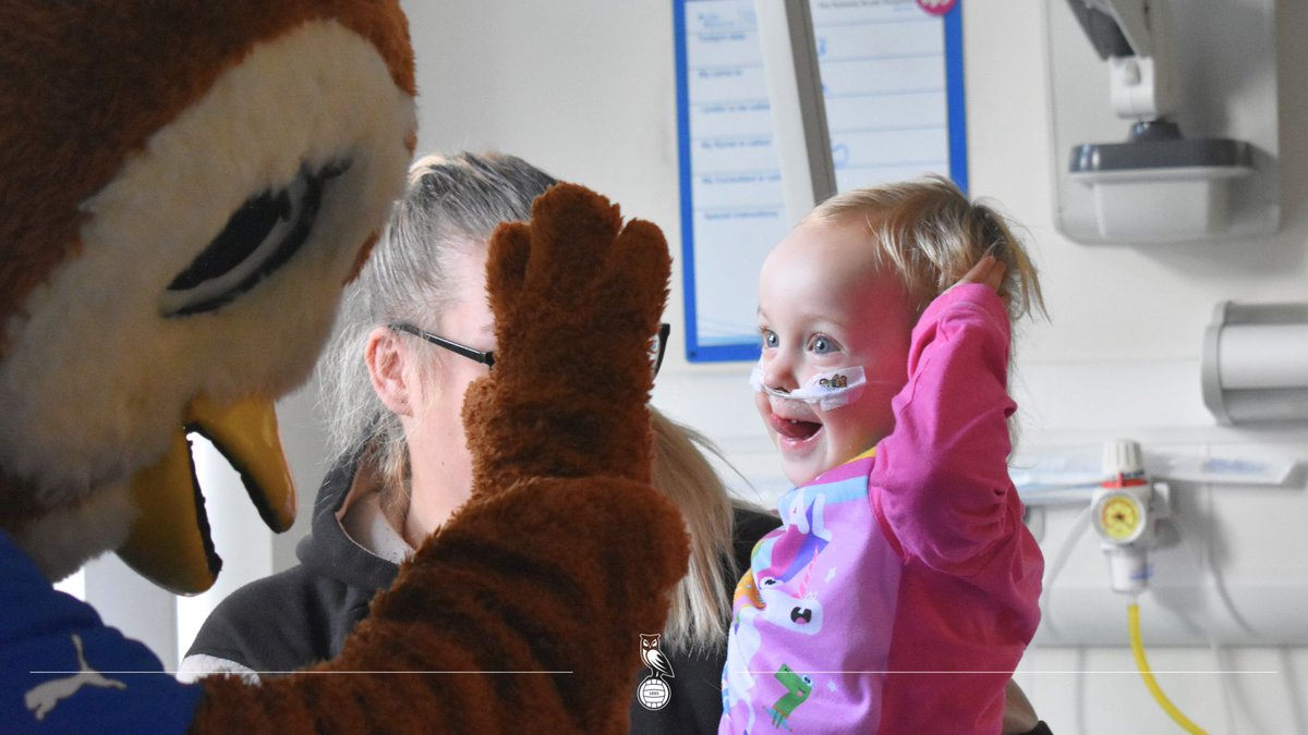 OfficialOAFC's tweet photo. 💙 To mark Play in Hospital Week, Chaddy Owl paid a visit to the children's ward at Royal Oldham Hospital.

🦉 Chaddy was on hand to greet patients and staff, as well as pose for photographs.

@OfficialOACT | #oafc https://t.co/V8HxSjlKOs