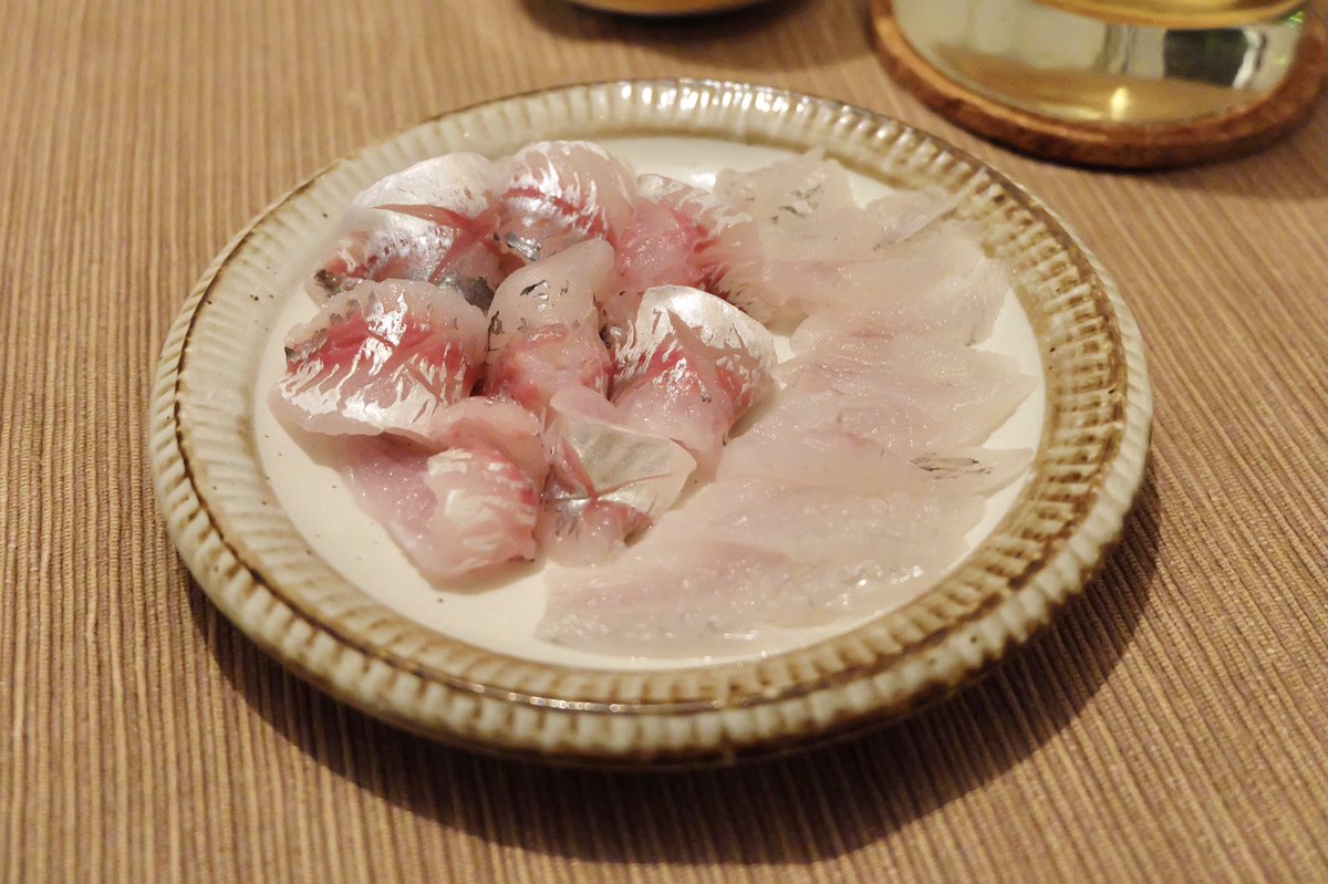 tedori16Tiger's tweet photo. セイゴ(スズキの子ども)というお魚でした。
とりあえずお刺身にしてみた。
安定のアジさんも一緒に。 https://t.co/5VY6psPiXm