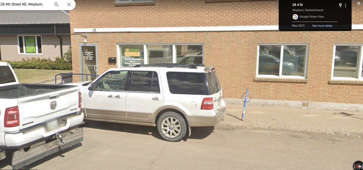KNotVoiceofSask's tweet photo. This is @saskparty MLA Dustin Duncan's office in Weyburn, for which he has paid out thousands of Saskatchewan tax dollars for snow removal AND... landscaping. 
😂😂🤣 https://t.co/Dpzcrg4uzj