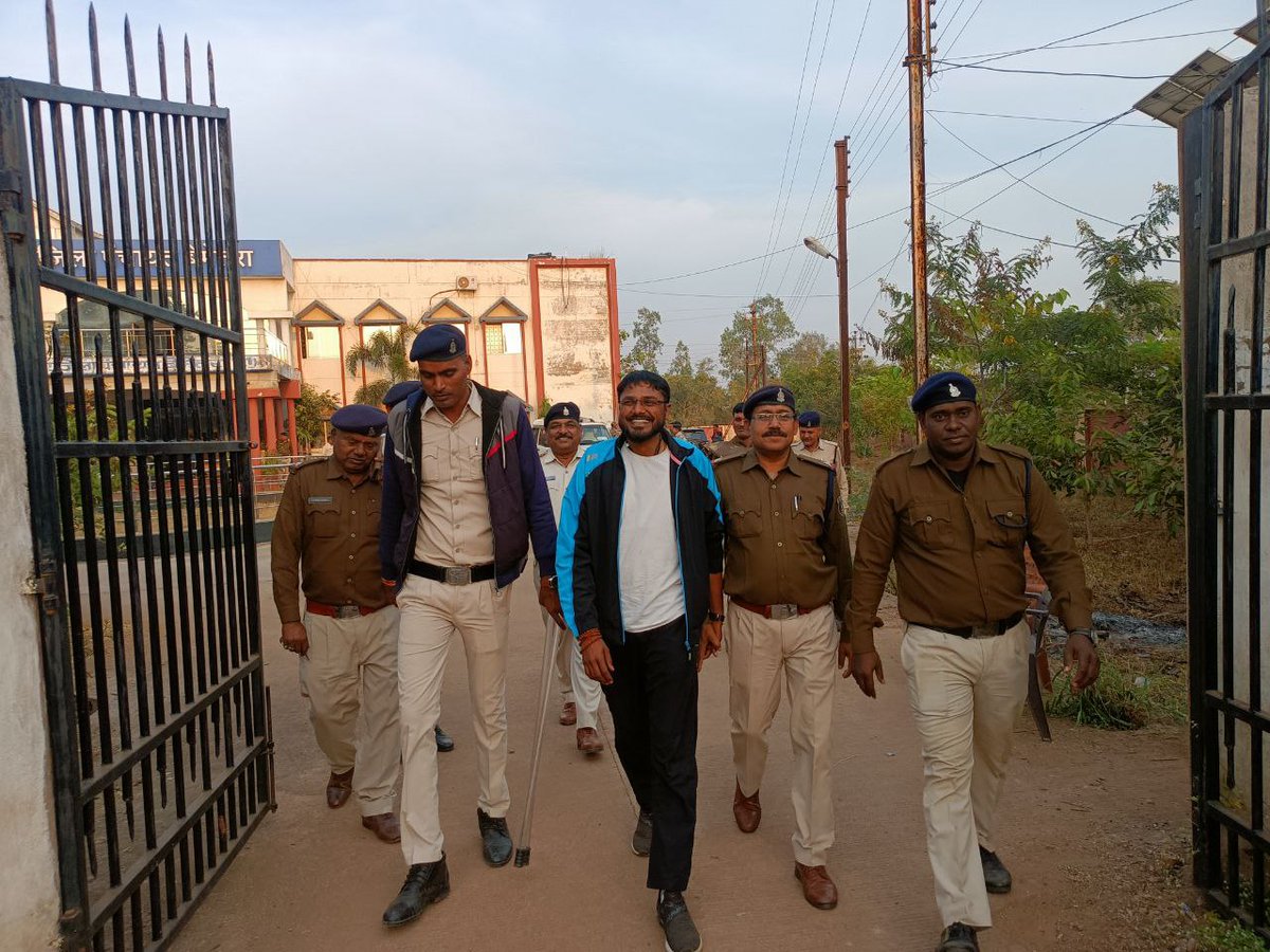 RohanTikariha's tweet photo. चलो clear हो रहा बेमेतरा में आ रहा बब्बर शेर राहुल योगराज टिकरिहा
जैसे सूची में नाम था जनता को वही नाम चाहिए किसी भी कीमत में जोहार bemetara 
#बेमेतरा_मांगे_राहुल_टिकरिहा 
@ArunSao3 
@OmMathur_bjp 
@JPNadda 
@AmitShah 
@BJP4CGState 
@mansukhmandviya 
@BJPkm4CGstate 
@PawanSaiBJP https://t.co/bL0XaRN3yd