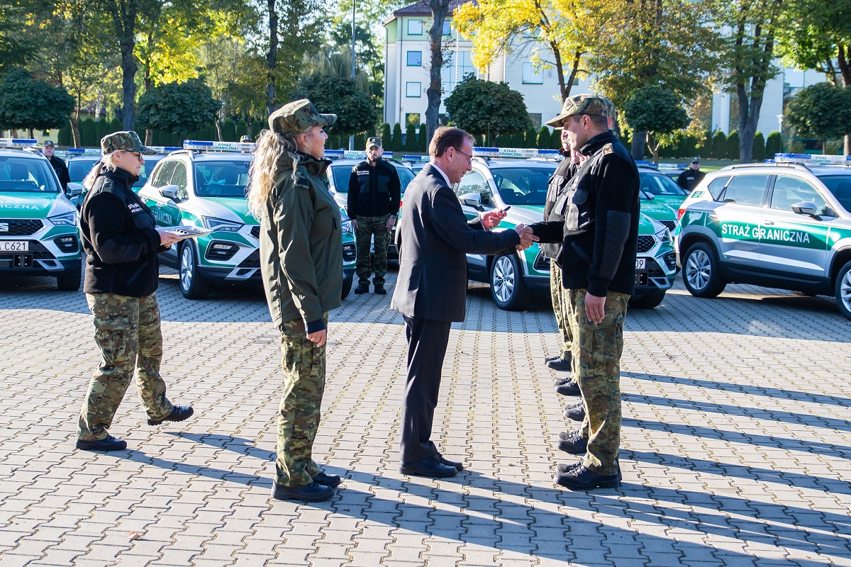 Straz_Graniczna's tweet photo. ‼️🔊W Chełmie Minister @MSWiA_GOV_PL @Kaminski_M_ przekazał funkcjonariuszom Straży Granicznej klucze do 4⃣0⃣ nowych pojazdów patrolowych, które zostały sfinansowane z #ProgramModernizacji służb mundurowych na lata 2022–2025💚 https://t.co/JU7P0yw3D0