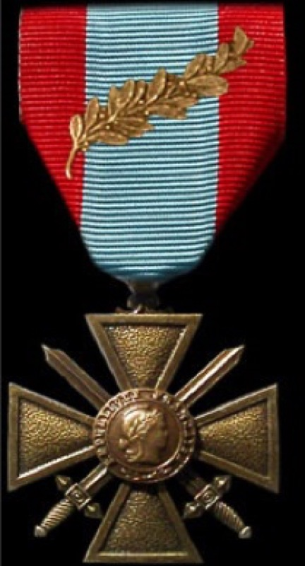 PlataformaMill1's tweet photo. El 31 de julio de 1926, #LaLegión recibiría la "Cruz de Guerra del Teatro de Operaciones Exteriores, con Palma de Oro" por las propias manos del General y Jefe del Ejército de #Francia en #Marruecos, General #Boichut, tras su visita a #DarRiffien.
https://t.co/ELYGJS9QHj https://t.co/PN4Z2sN7di