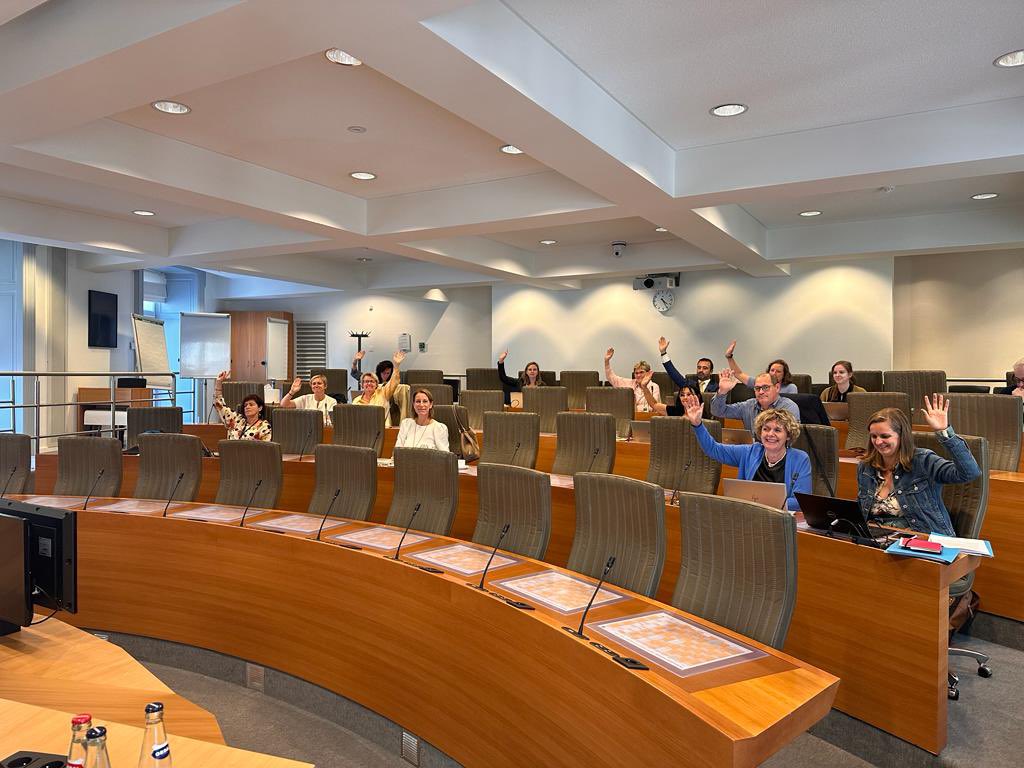 Bespreking &amp; goedkeuring in <a href="/vlaparl/">Vlaams Parlement</a> van het Vlaams Actieplan Suïcidepreventie. De voorbije jaren vooruitgang geboekt op vlak van preventie, maar er blijft werk aan de winkel. Samen verschil maken voor wie worstelt met donkere gedachten. #WorldMentalHealthDay <a href="/VLESPtweet/">VLESP</a>