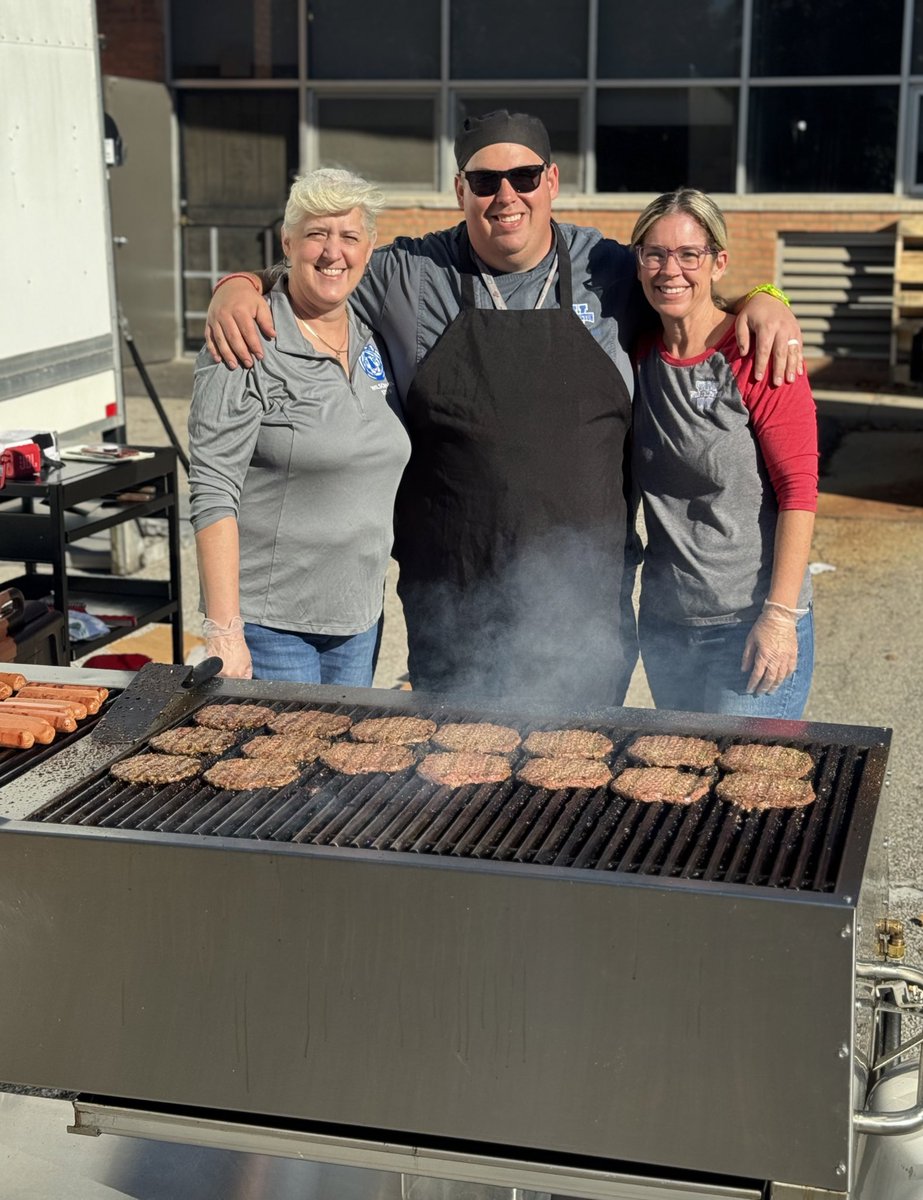 jay_addy33's tweet photo. @chefsamwcsd is in the house! Thanks for grilling 🍔 and 🌭 today for our @WilsonHillElem #WhiteTigers #ItsWorthit https://t.co/xG4PZMGGdX