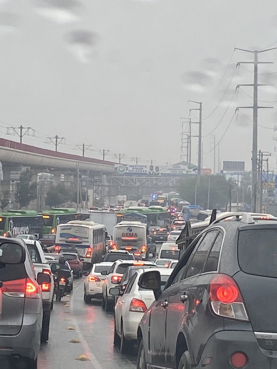 polankog's tweet photo. Ya déjense de pelear ayuden a la movilidad todo los días es lo mismo @daniel_carrillo https://t.co/fKc6CGAkpd