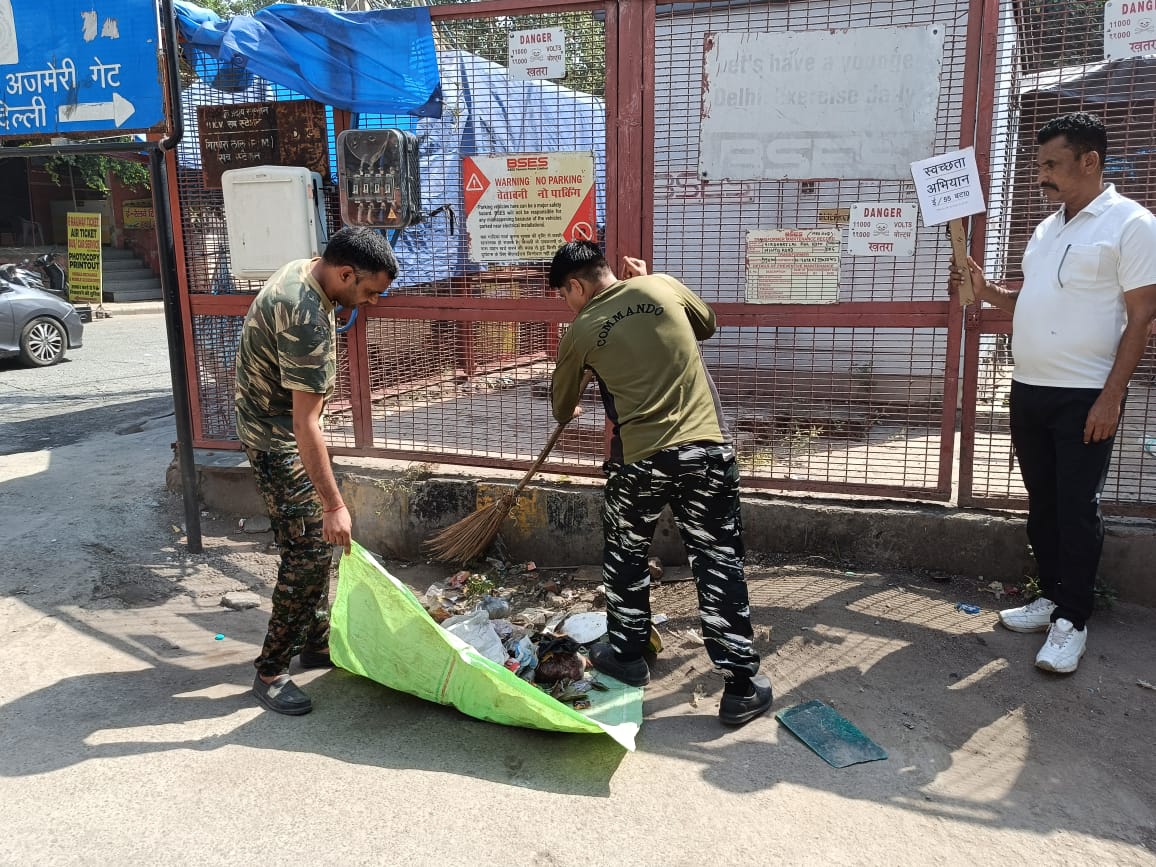 55 Bn CRPF carried out #specialcampaign3.0 at Ajmeri Gate New Delhi <a href="/PIBHomeAffairs/">PIB - Ministry of Home Affairs</a> <a href="/PMOIndia/">PMO India</a>