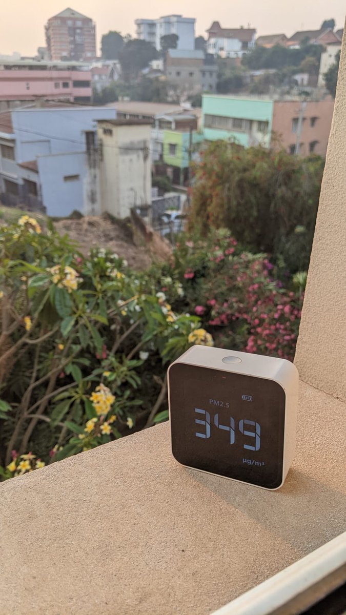 indrisolutions's tweet image. Another season of tragic air pollution is starting in #Madagascar. Right now Antananarivo faces a level of microparticules (PM 2.5) of 350 µg/m³. That's 23 times the WHO norm.
#Pollution #AirPollutionAlert
#HazardousAirQuality #bushfires