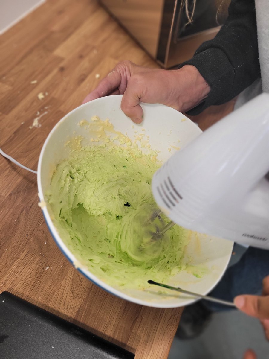 mount_unit's tweet photo. We enjoyed baking cupcakes for #WorldMentalHealthDay today, and we ate them at our Community Meeting with a #Teaandchat 😊 💚 https://t.co/qqu1qcHEZR