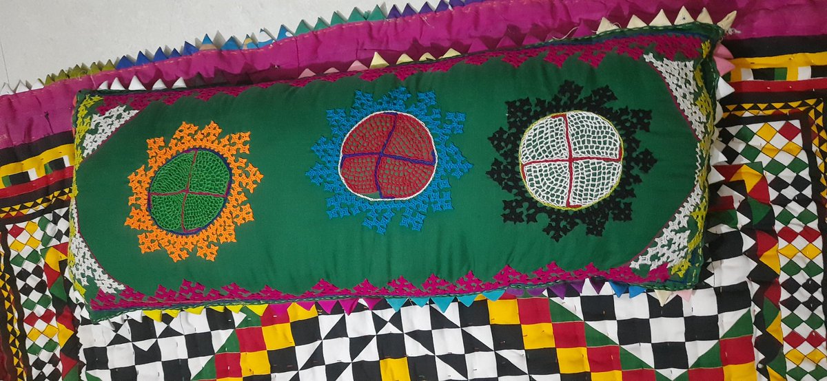 મારા શેરગઢ ગામના સરપંચશ્રીના ધર્મપત્ની દ્વારા બનાવેલ ગોદડી ઓશીકું જે સંપૂર્ણ હાથ બનાવટથી બનાવેલ છે.જે આજે  તેમણે મને ભેટ આપ્યું.ઝીણવટ ભરેલ કામની સુઘડતા અને સુંદરતા જોઈ અભિભૂત થઈ જવાયું . મારા વિસ્તારની ગ્રામીણ મહિલાઓના હાથનું જાદુ ...કોણ કહે છે અક્ષર જ્ઞાનથી જ જ્ઞાની  થવાય !!