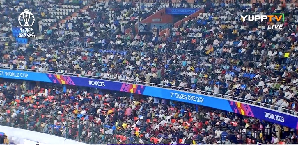Crick_logist's tweet photo. Wonder why no one is crying about crowd tonight.
Non-Indian game ,almost full house and crowd is fully into game and not one tweet is complemented it .
R u here only to cry ??
#PAKvsSL 
#PakistanCricketTeam https://t.co/Pijt3AjQjQ