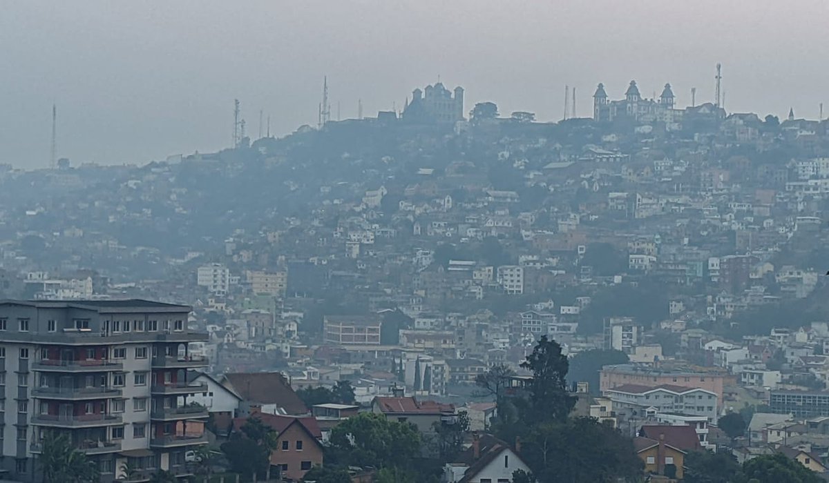 indrisolutions's tweet image. Another season of tragic air pollution is starting in #Madagascar. Right now Antananarivo faces a level of microparticules (PM 2.5) of 350 µg/m³. That's 23 times the WHO norm.
#Pollution #AirPollutionAlert
#HazardousAirQuality #bushfires