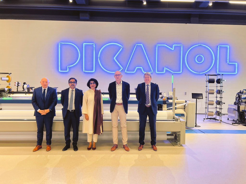 EmbassyPakBel's tweet photo. Amb.@amnabaloch4 had a productive meeting with Mr. Luc Tack,CEO Picanol Group. Range of issues from trade, invstment &amp; capacity building were discussed to expand and deepen future engagements. Picanol remains an important partner, bringing state of art tech to 🇵🇰
@ForeignOfficePk https://t.co/rUL27lOn2N