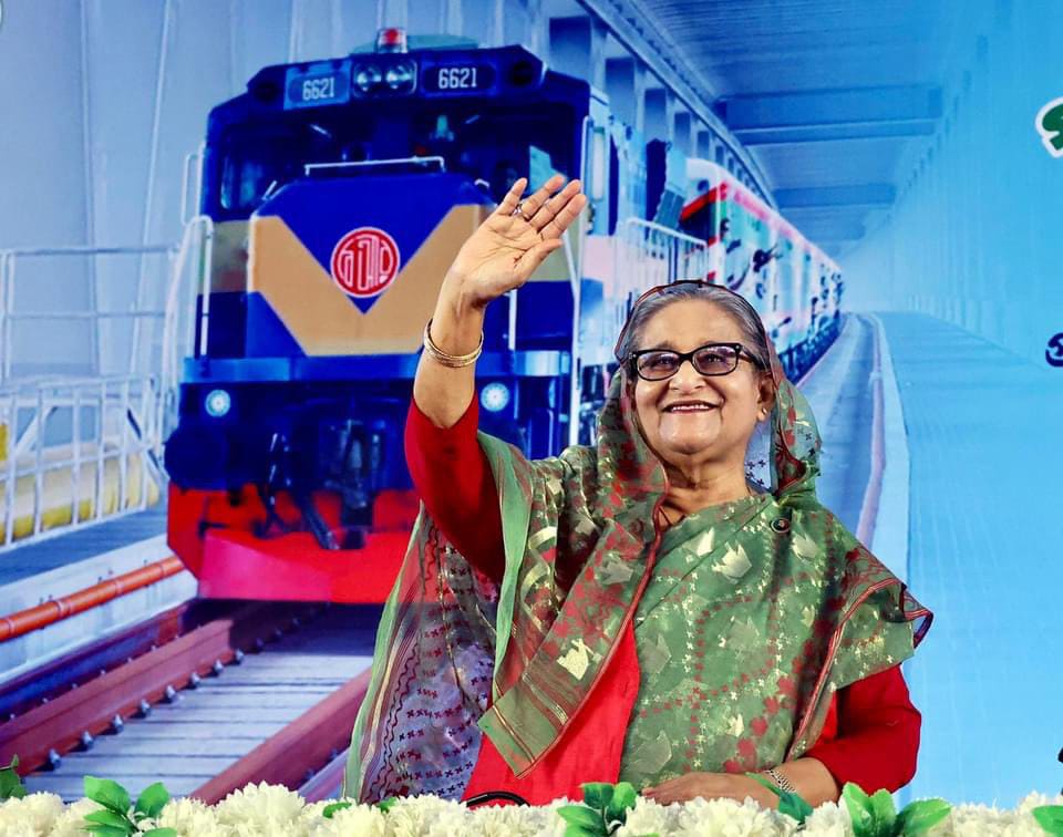 tanbirshaikat's tweet image. HPM #SheikhHasina greets the audience and dignitaries present at the inauguration of the first train line in South Bengal.
#MilestoneProject #PadmaBridge Rail Link Project.  
#OnceAgainSheikhHasina #voatforboat #joybangla #joybangabandhu #BangladeshAwamileague #ThankYouPM