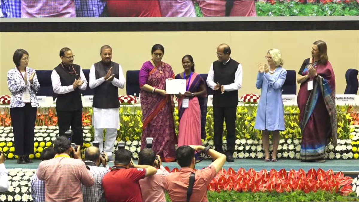 पश्चिमी सिंहभूम के टोंटो प्रखंड के रेंगड़ाहातु आंगनबाड़ी केंद्र की सेविका श्रीमती गीता पूर्ति ने कुपोषित बच्चों के समुचित इलाज  हेतु उत्कृष्ट कार्य किया है इस निमित्त उन्हें महिला एवं बाल विकास मंत्री भारत सरकार, श्रीमती <a href="/SmritiIraniOffc/">Smriti Irani Office</a> के द्वारा सम्मानित किया  है।